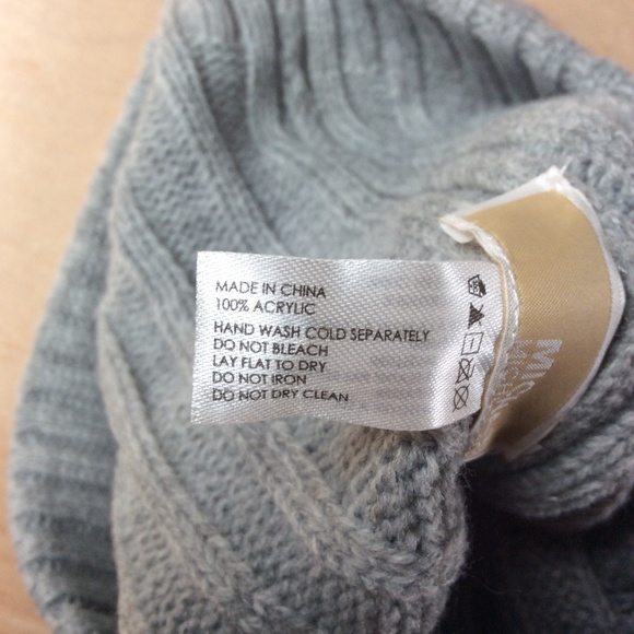 NWT Michael Michael Kors Gray Knit Beanie Pom Pom MK OS Hat New $48. - Picture 10 of 10